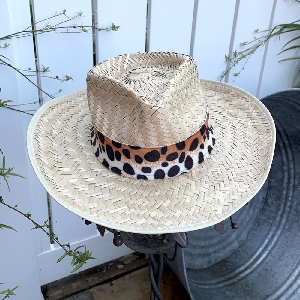 Straw hat with leopard print accent